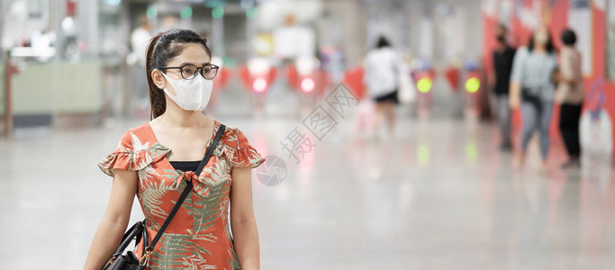 身戴外科面罩的亚洲年轻女孩在公共地铁站行走的快乐旅游妇女保护冠状喷发图片