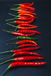 红辣椒是黑背景传统亚洲食物泰国香料图片