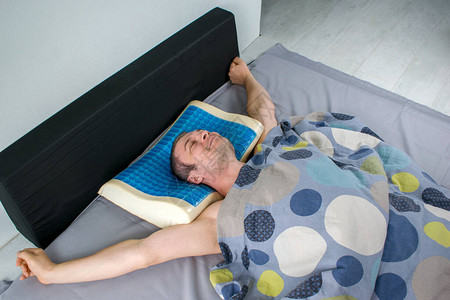 带着矫形枕头健康姿势概念具有记忆泡沫效果的乳胶枕头背景图片