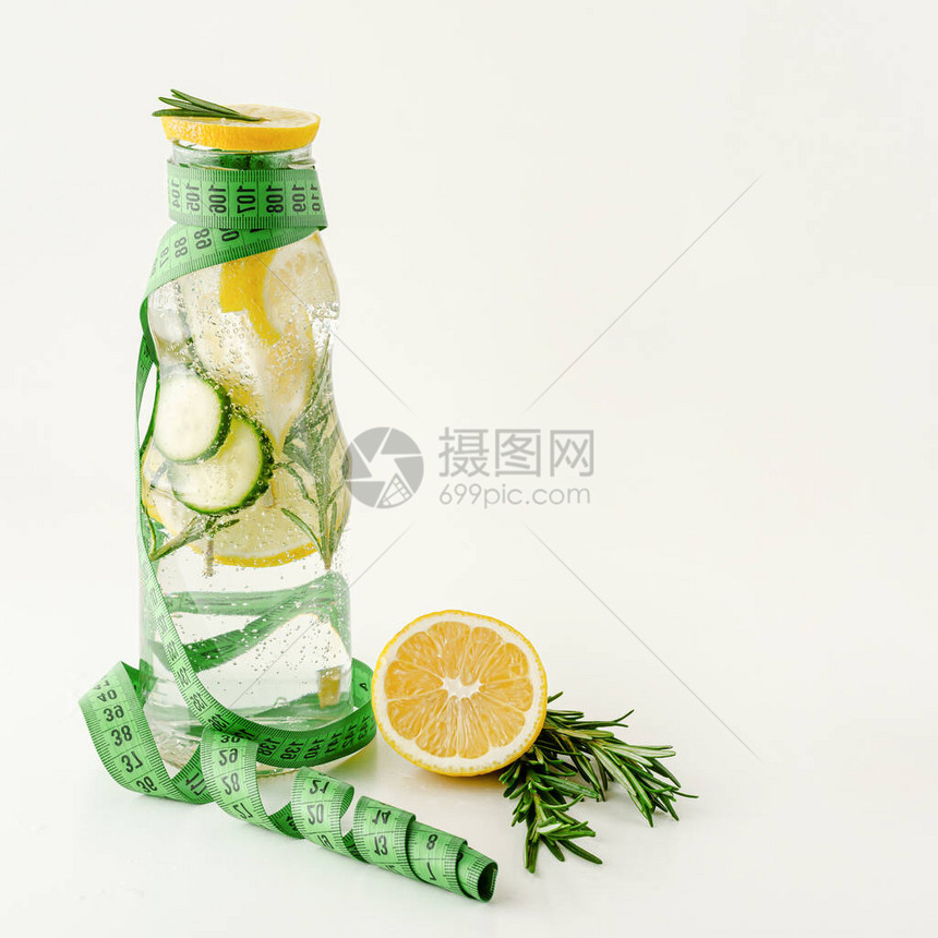 测量胶带和一瓶含柠檬cucumber和迷迭香的脱毒水图片