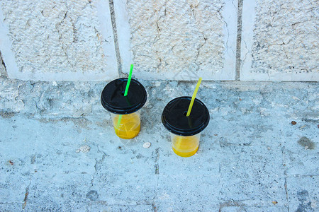 塑料果汁杯污染街道图片