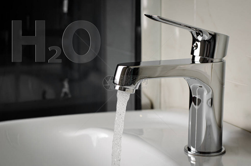 水从浴室的水龙头或水龙头流出H2O写图片