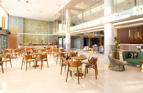 现代咖啡厅的浅木和大理石瓷砖地板内部图片