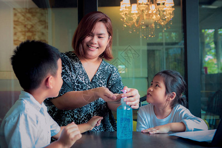 儿童用酒精凝胶打扫手洗的亚洲图片