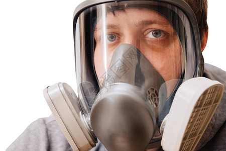 身戴呼吸器面具的男子在防止有害环境因素方面有更大程度的保护图片