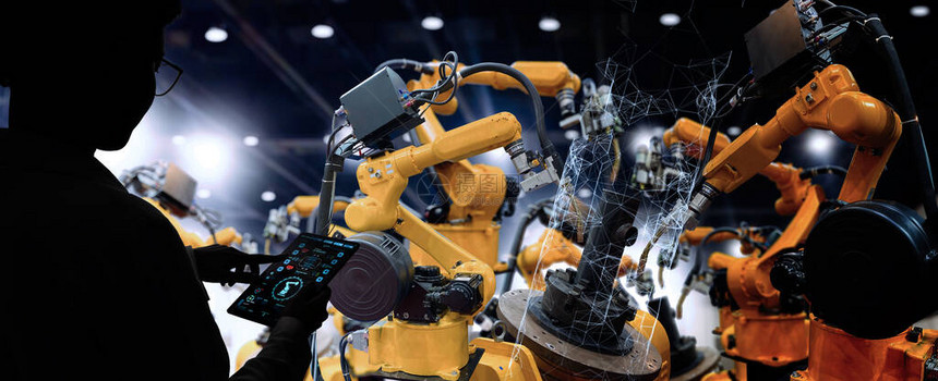 工厂女工业程师在智能工厂业中使用自动化机器人手臂机器进行实时监控系统软件图片