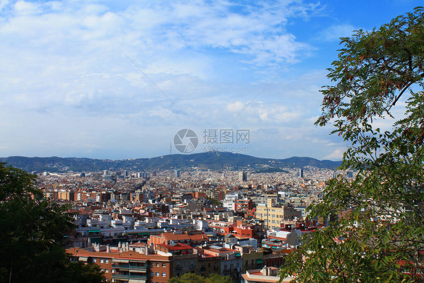 巴塞罗那市的美丽景色有山地和蓝图片