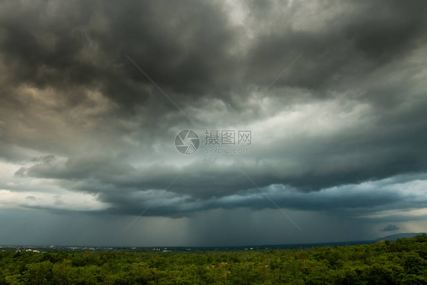 雷暴天空雨云图片