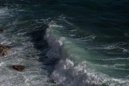 海浪背景打破海水岩石海岸波涛汹涌的大海绿松石水梯度泡沫在公海的大浪夏季风海背景图片