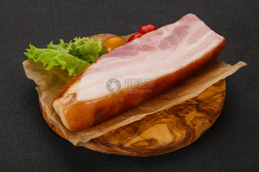 烟熏猪胸肉配沙拉叶和西红柿图片