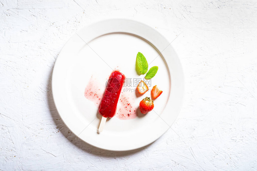 浅色背景中美味的草莓冰棒图片