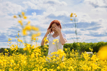 女孩因为对花粉过敏而哭图片