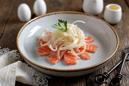 菜洋葱切成鲑鱼俄罗斯传统图片