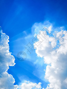 美丽的蓝色天空和白云有太阳光图片