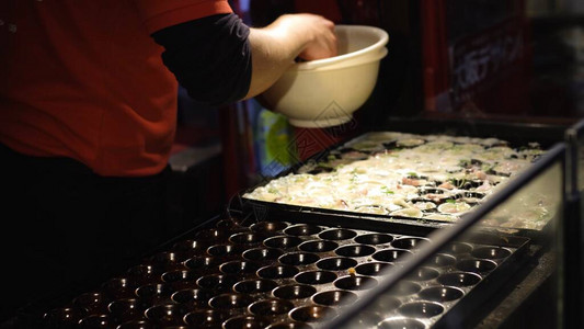 在热锅上烹饪称为章鱼烧的章鱼肉丸街头食品章鱼烧是日本最著图片