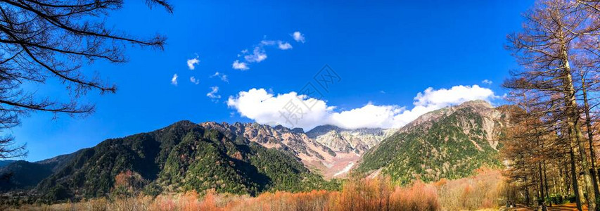 秋天在日本Kamikochi公园kamikochi的山景风美丽蓝色图片