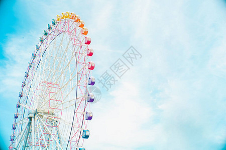 Ferris车轮的美丽和多彩云彩蓝天背图片