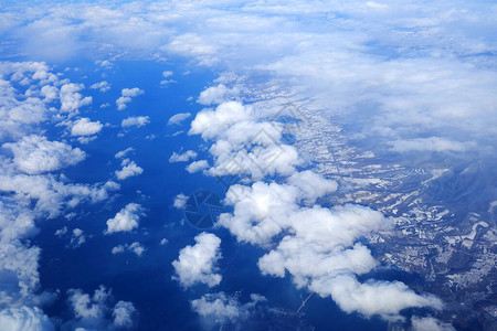冬季札幌上空的云顶景色从背景图片
