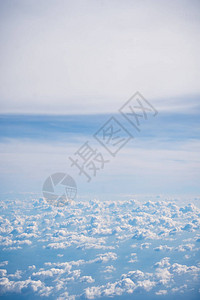 蓝色天空的美丽云彩和苍白的色云朵自然背景图片