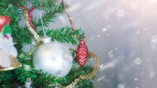 白色雪球挂在圣诞树上有复制空间为圣诞图片