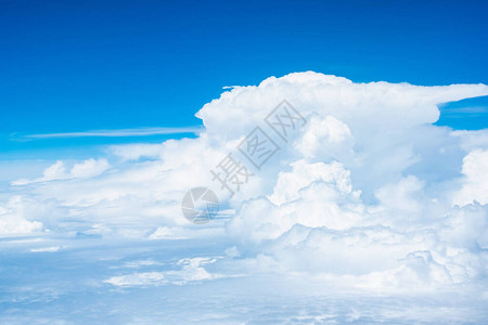 美丽的自然云景令人惊叹的巨型白色积雨云在阳光明媚的热带夏季气候天气中以明亮的蓝天为背景背景图片