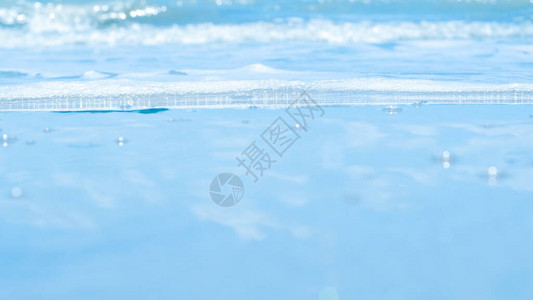 美丽的软浪与清澈的蓝色海水洋在热带沙滩模糊的背景度假自然背景概念图片