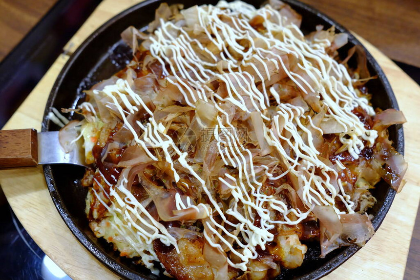 Okonomiyaki在热板这是图片