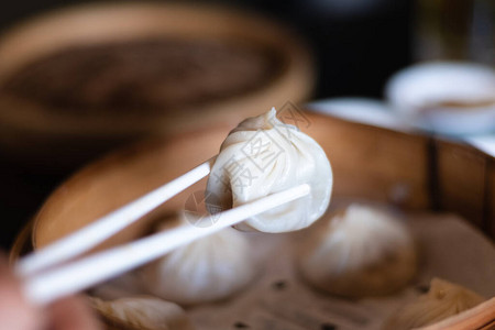 紧贴的白筷子夹在木篮上传统的广东曲棍图片