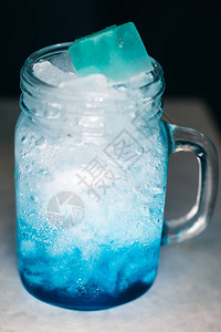 冷淡的新鲜蓝环礁鸡尾酒杯面上冰块和图片
