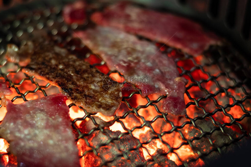在木炭烤架上将日本风格的烤牛图片