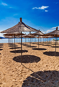 炎热的天气没有旅客和游客的海滩由于冠状covid19图片