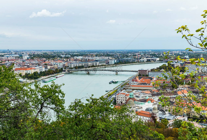 从盖勒特山到布达佩斯的佩斯一侧和佩托菲桥和多瑙河在暴风雨天气的秋季全景匈牙利布达佩斯古老欧洲小镇布达佩斯美图片