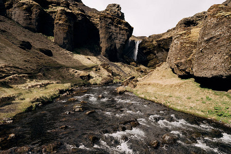 通往冰岛南部金环上的Kvernufos瀑布的公路背景图片