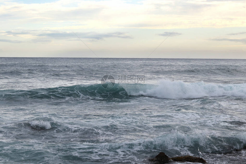 漫海想去地球的新角落大海的力量是无限的造成的巨浪正在帕福斯塞浦路斯西部图片