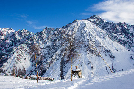 格鲁吉亚高加索山脉的冬季雪地景观图片