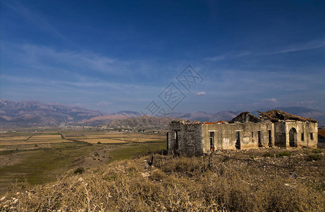 秋天时阿尔巴尼亚南部的废弃墟发罗拉区背景