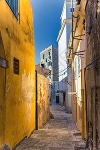 希腊科孚岛的古老狭小街道图片