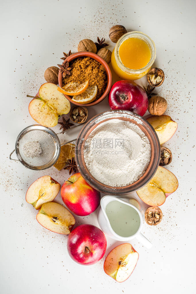 秋季烘焙概念烹饪烘焙背景与成分香料和器物在质朴的木质背景复制空间中烘焙传统秋季苹果图片