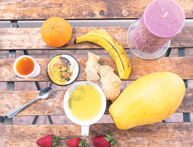 以坚果杏仁水果有机蜂蜜和姜茶提供健康的早餐健康的食物和饮图片