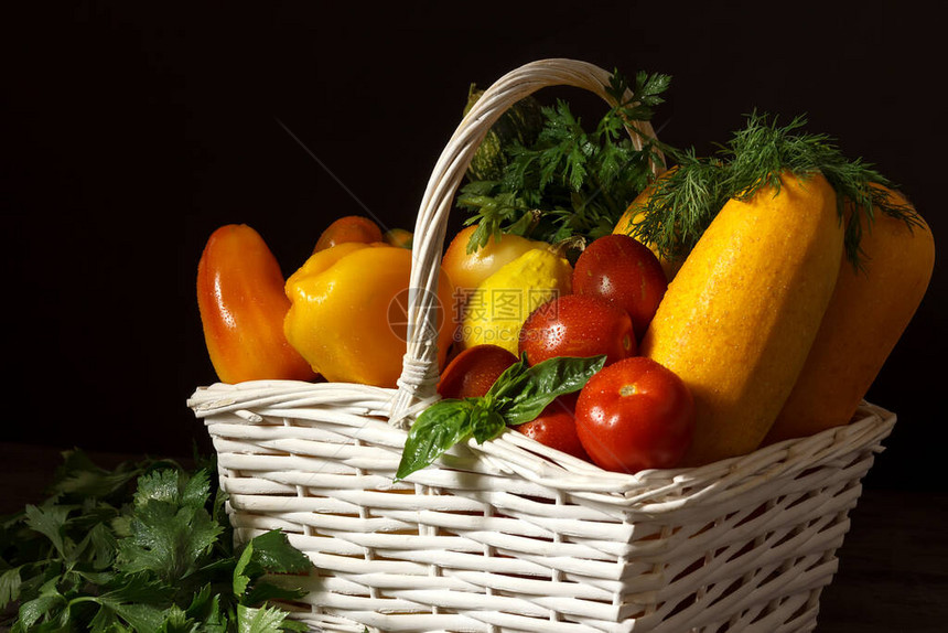 黑色背景上的有机新鲜食品白色木制篮子里的蔬菜西葫芦辣椒西红柿南瓜罗勒欧芹菜环保产品健图片