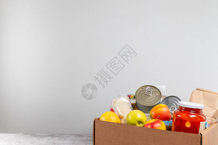 食品捐赠或食品配送概念灰色桌上的健康天然食品水果谷图片