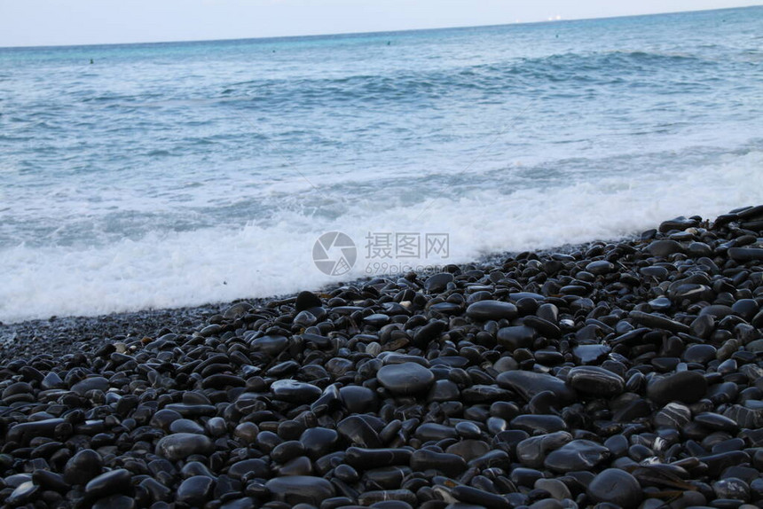黑沙滩上的蓝色海浪图片