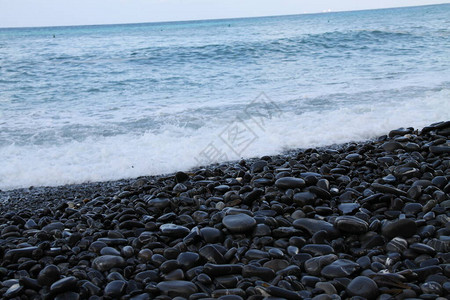 黑沙滩上的蓝色海浪高清图片