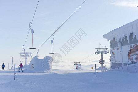 两艘滑雪船从滑雪电梯下岸后图片