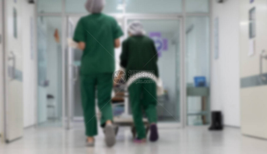 的模糊图像将担架上的病人推过医院走廊到急诊室图片