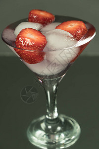 冷鸡尾酒加冰和草莓种图片