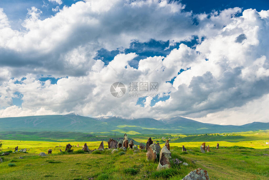 亚美尼亚卡拉胡尼Karahunj有洞的田地里的石头图片