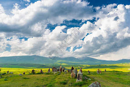 亚美尼亚卡拉胡尼Karahunj有洞的田地里的石头高清图片