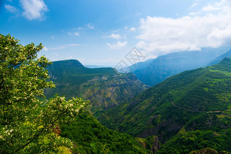 在阳光明媚的夏日亚美尼亚对峡谷和山图片