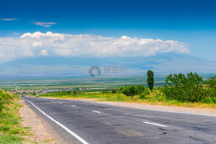 埃里温风云地和阿拉特后方的高速公路田图片